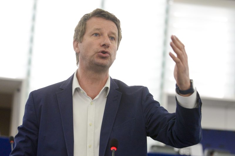 Yannick Jadot s’interroge sur les liens entre Fillon et Axa