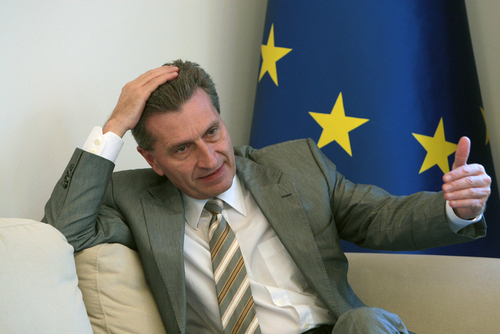 Une nouvelle polémique fragilise encore Günther Oettinger