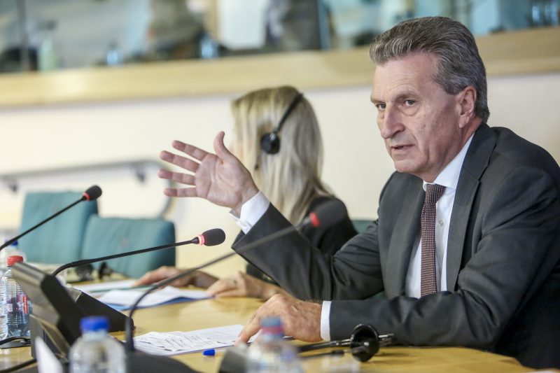 Oettinger esquive les questions des eurodéputés sur ses dérapages