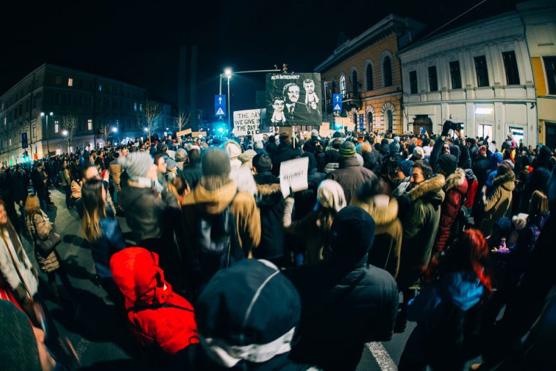 Des manifestants forment le drapeau de l’UE à Bucarest