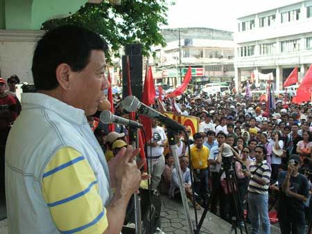 Le président philippin qualifie les eurodéputés de « fous »
