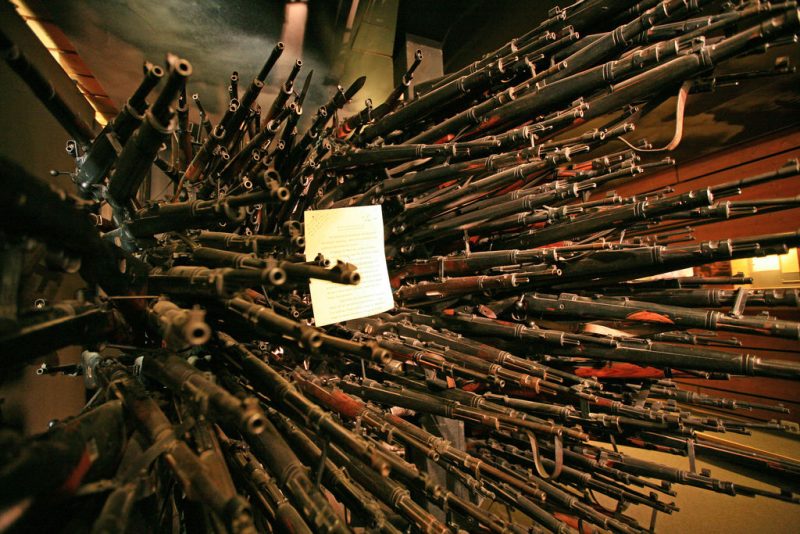 Le Parlement valide une version édulcorée de la directive armes à feu