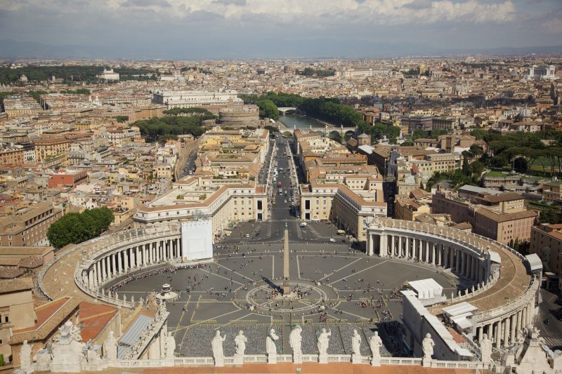 Les enjeux de la visite d'Emmanuel Macron au Vatican