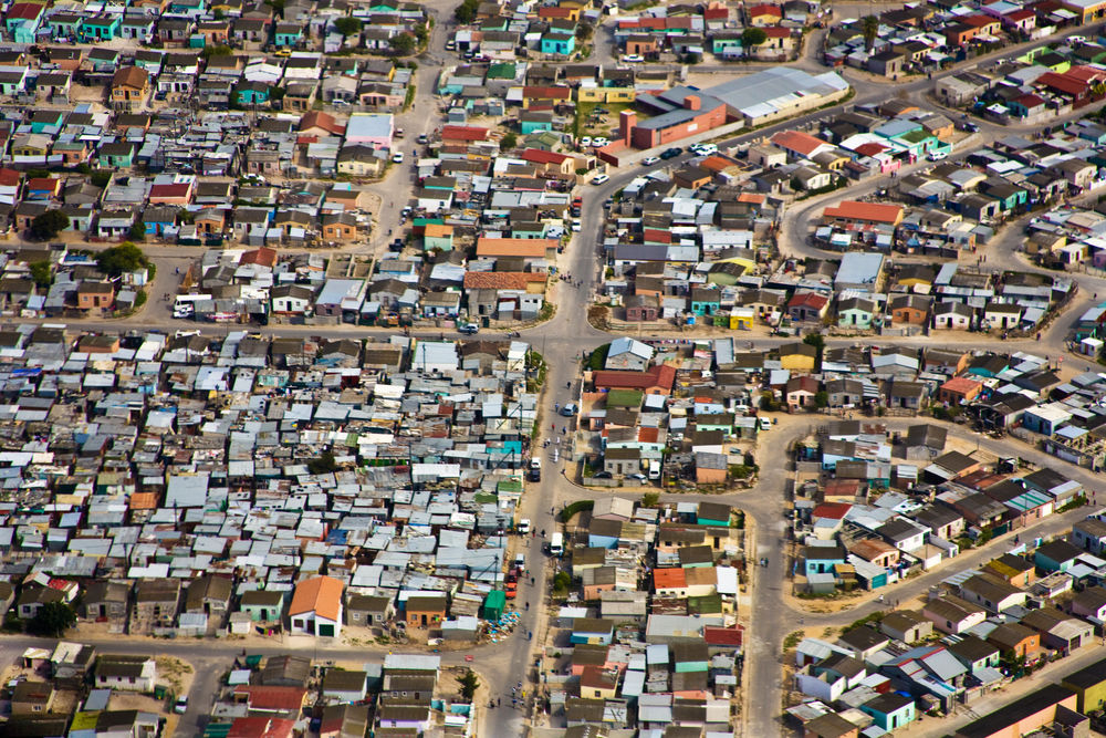 En Afrique du Sud , la ville du Cap compte nombre de quartier précaires.