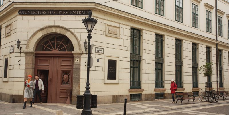 La Hongrie défend la légalité de sa loi sur les universités
