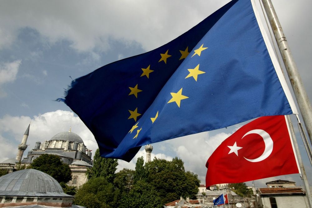 EU_Turkey_flags_mosque_CREDIT[Ege Gocmen_Shutterstock]