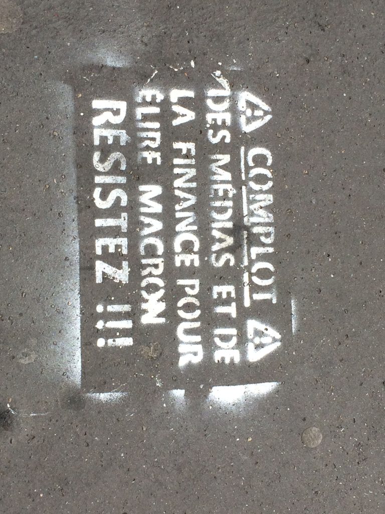 Un tag dans le centre de Paris, 24 avril 2017. Euractiv