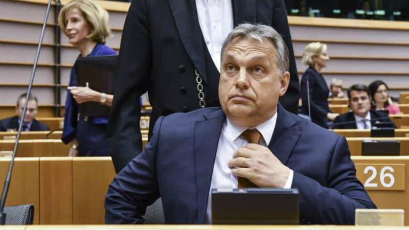 La Hongrie refuse de changer sa politique anti-migrants