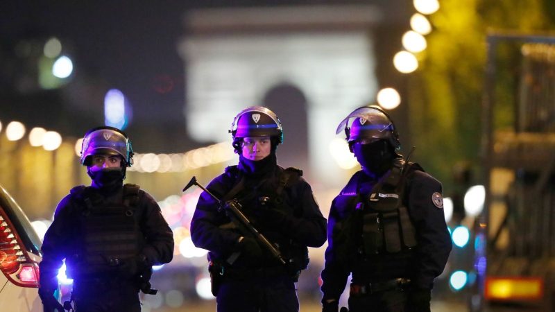 La fin de campagne bouleversée par un attentat à Paris