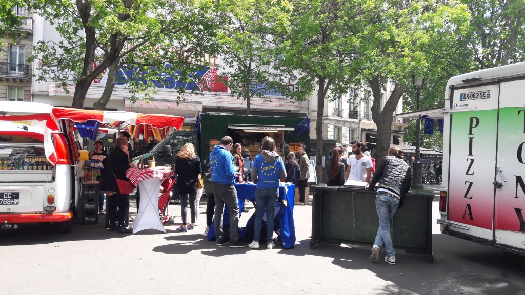 Place de la Bastille à Paris, les foodtrucks de la fête de l&rsquo;Europe servent hambergers, curry wurst et pizza.