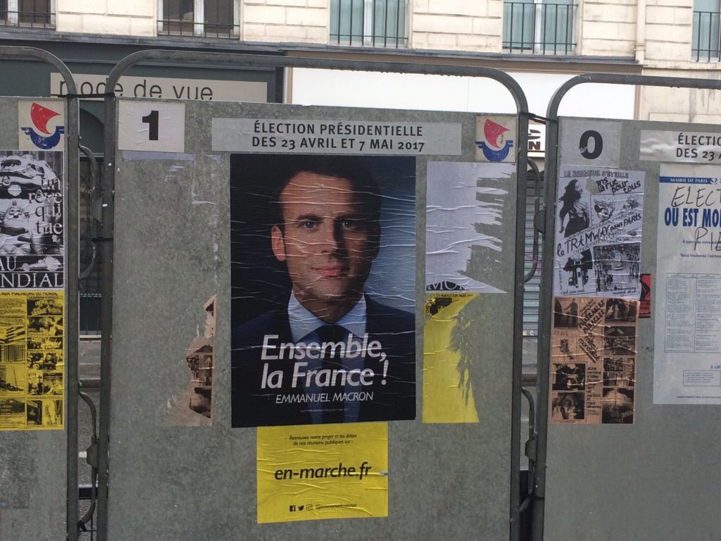 Devant un bureau de vote, à Paris le 7 mai 2017