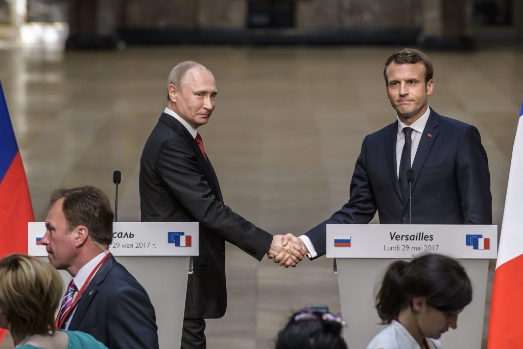 Poutine et Macron à Versailles, le 29 mai. Photo Christophe Petit Tesson/EPA