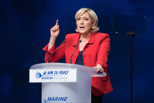 Sèchement battue, Le Pen entend opposer «mondialistes» et «patriotes»