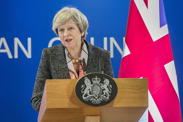 Theresa May obtient de justesse la confiance du Parlement