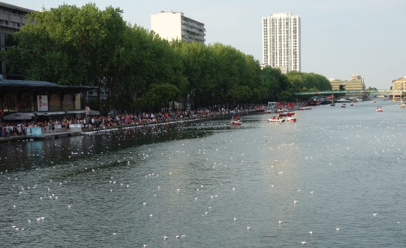À Paris, des bateaux en hommage aux réfugiés morts en Méditerranée