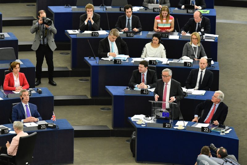 Juncker « regrette » d’avoir qualifié les eurodéputés de « ridicules »