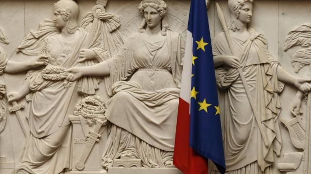 La polémique régulière du drapeau européen à l’Assemblée nationale