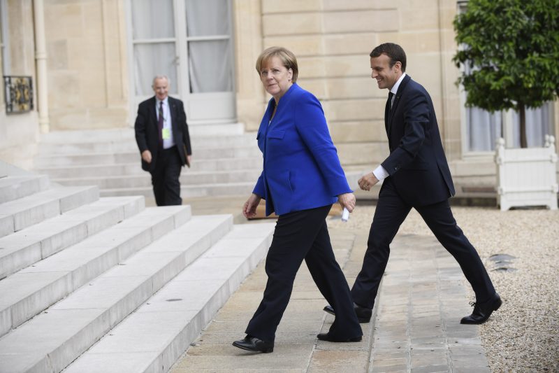 Merkel et Macron s'accordent sur des initiatives d'ici fin 2017 pour la zone euro