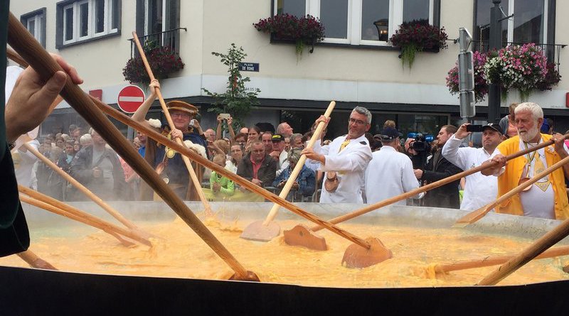 Une omelette géante à Malmédy en Belgique, malgré les oeufs contaminés