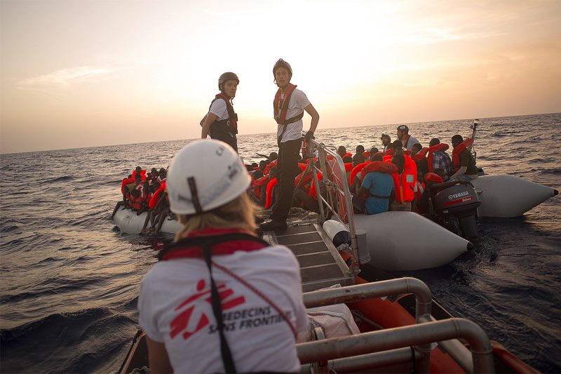 La Commission déploie son plan d’action sur les migrants malgré de violentes critiques