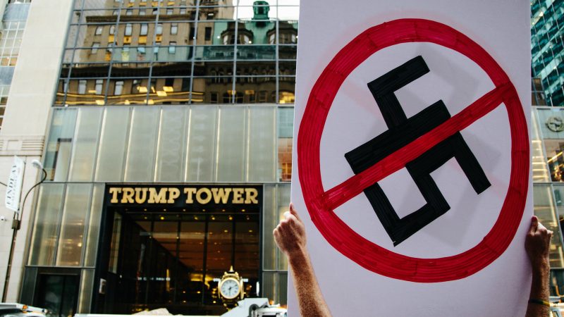 Londres et Berlin fustigent le manque de fermeté de Trump face aux néonazis