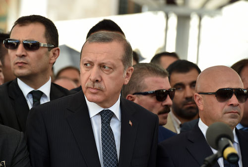 Merkel critique le recours d'Ankara à Interpol contre un écrivain
