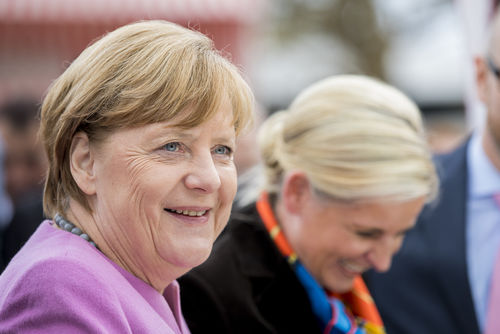 Législatives allemandes: Merkel devance Schulz de 17 points
