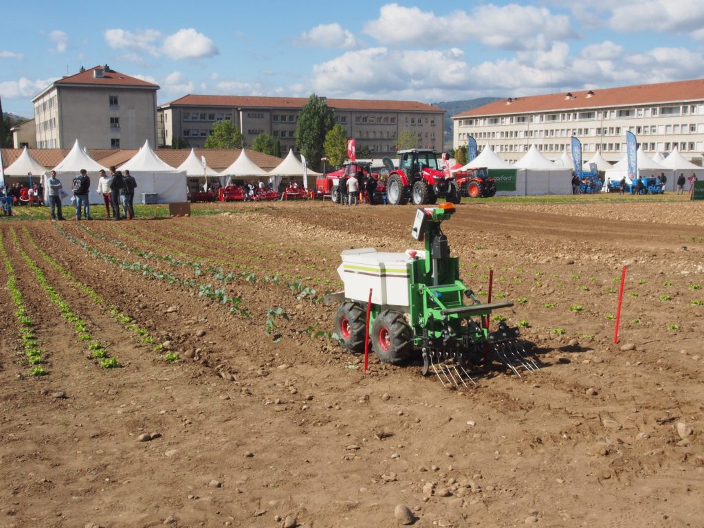 Oz, le petit robot de Naïo permet de désherber jusqu’à 10 hectares par jour.
