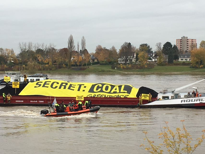 Des manifestants de Greenpeace sur le Rhin, à Bonn, le 15 novembre. Photo Greenpeace