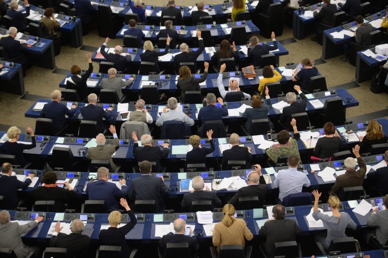Le Parlement européen réclame l’interdiction des mariages de mineurs