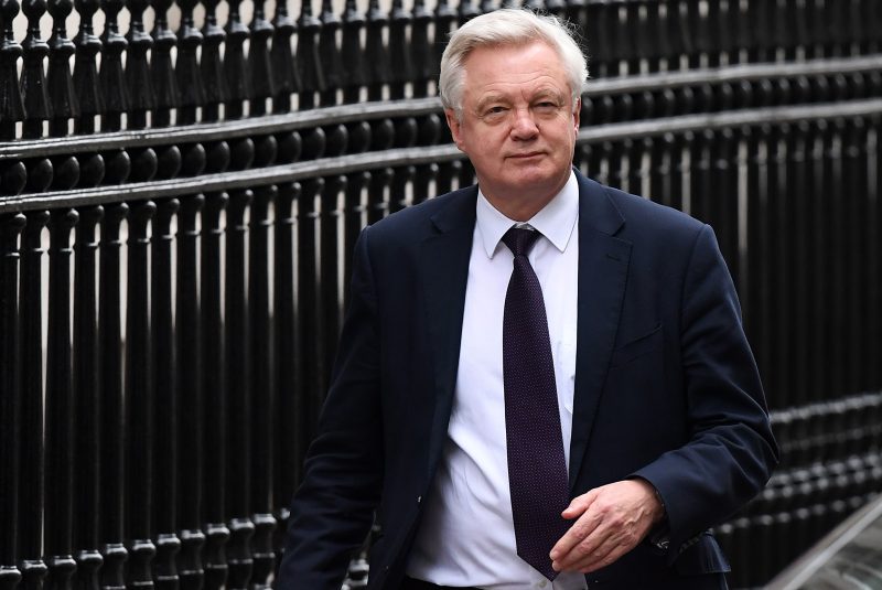 Michel Barnier face à David Davis et Theresa May à Londres