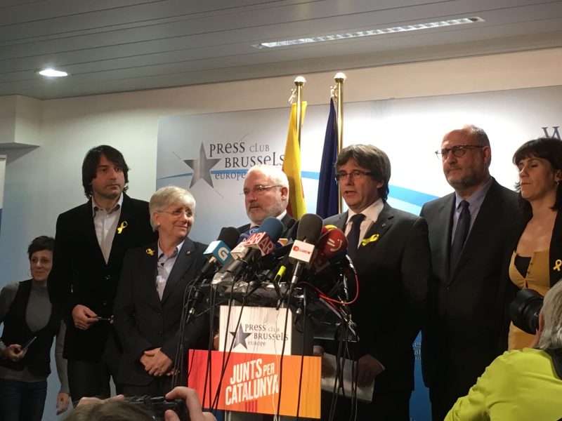 Puigdemont appelle Rajoy au dialogue, mais hors de l'Espagne