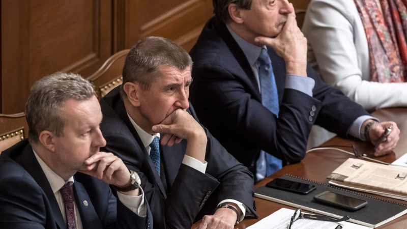 Le gouvernement minoritaire tchèque remporte le vote de confiance grâce aux communistes