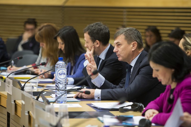 Bruxelles fait monter la pression sur les propos illégaux en ligne