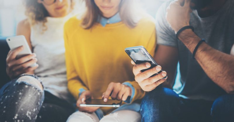La France établit la majorité numérique à 15 ans