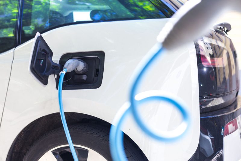 Les batteries des voitures électriques chargées plus rapidement
