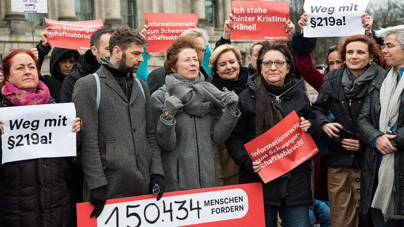 Une gynécologue allemande se bat contre l’interdiction de publicité pour l’avortement
