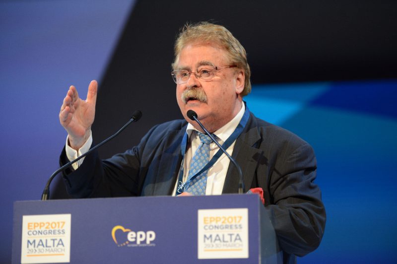 Elmar Brok accuse Macron de vouloir affaiblir le Parlement européen