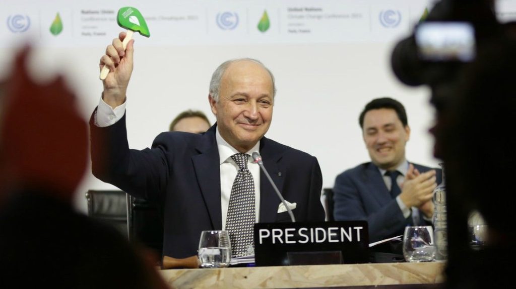 Fabius_hammer_COP21