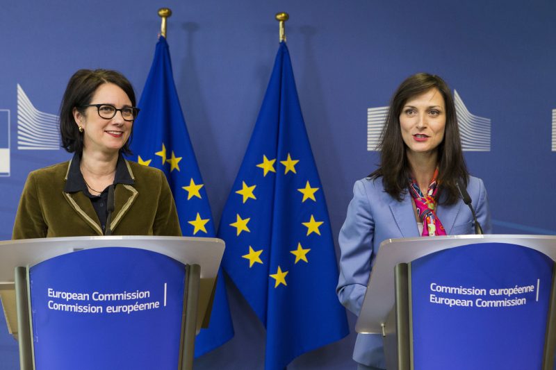 Contre la prolifération des fake news, l'UE suggère plus de transparence