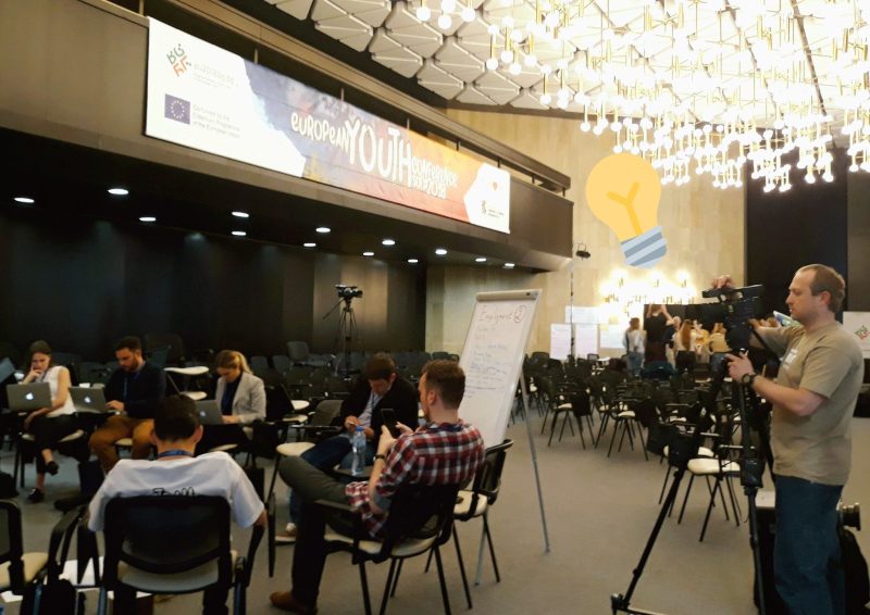 Gogo-danseuses et applaudissements forcés à Sofia pour une conférence sur la jeunesse