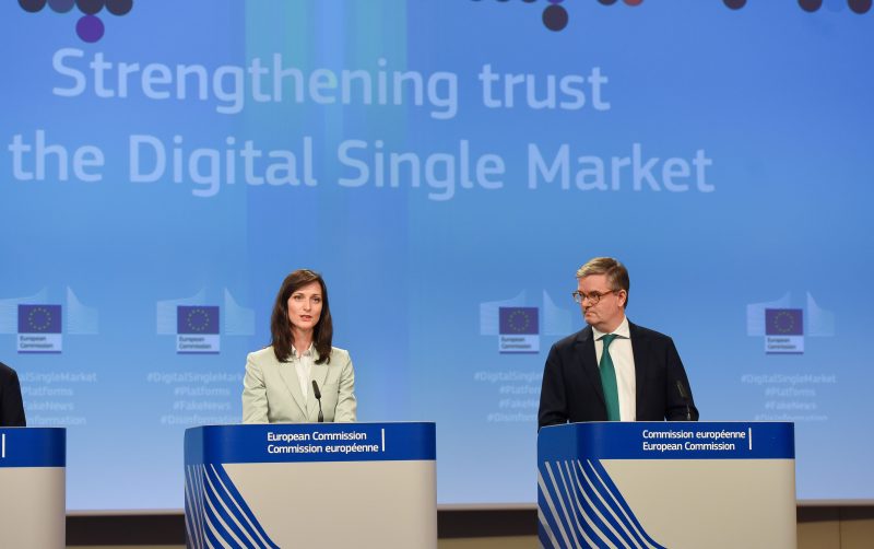 Bruxelles brandit la menace d'une loi contre les fake news