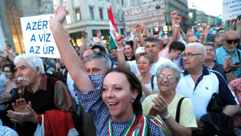 Dix mille manifestants contre Viktor Orban à Budapest