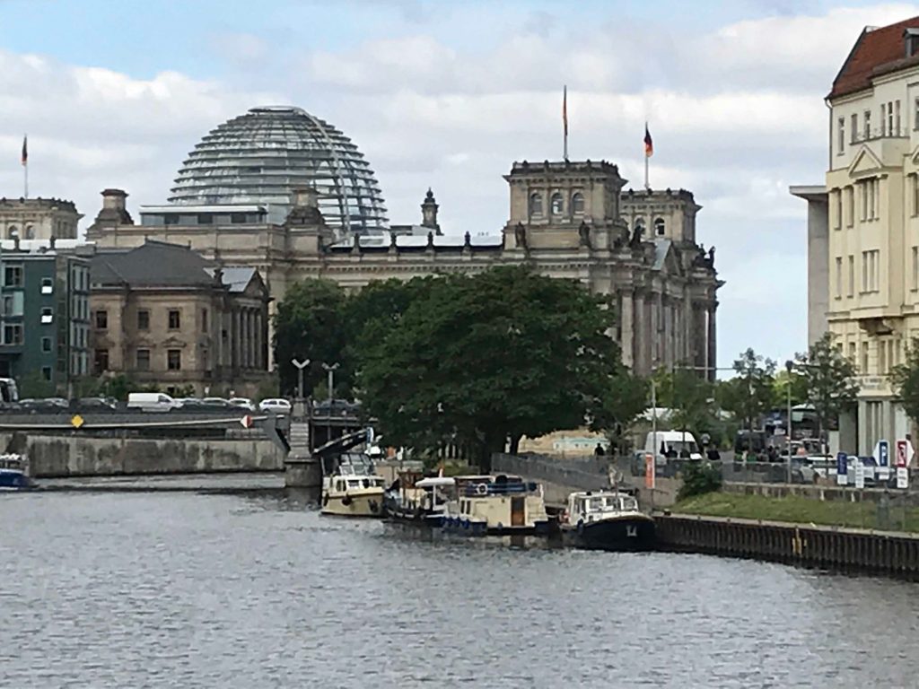 Le Bundestag, en bord de Spree à Berlin