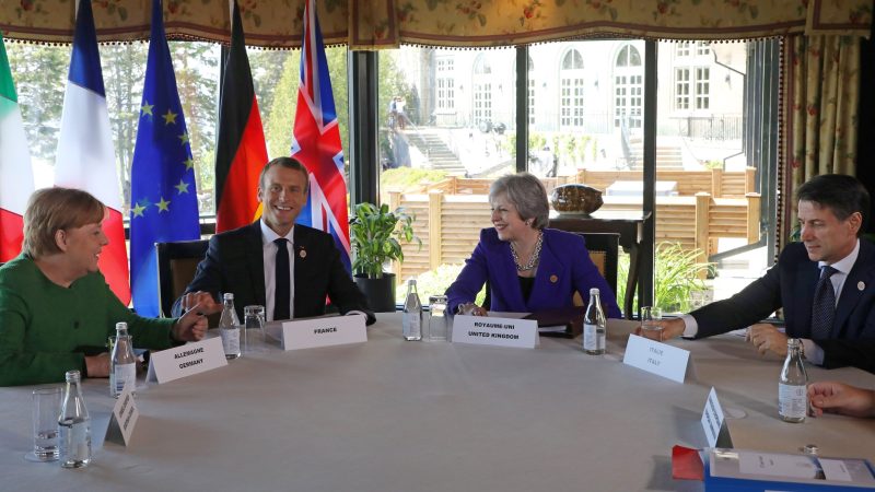 Emmanuel Macron reçoit Theresa May pour parler du Brexit