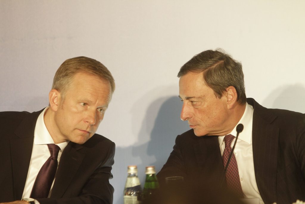 Ilmars Rimsevics, le gouverneur de la banque centrale lettone, ici avec Mario Draghi EPA/VALDA KALNINA