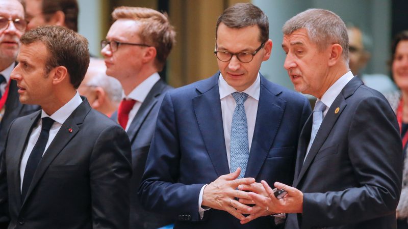 Macron tape du poing sur la table face à la Pologne et la Hongrie