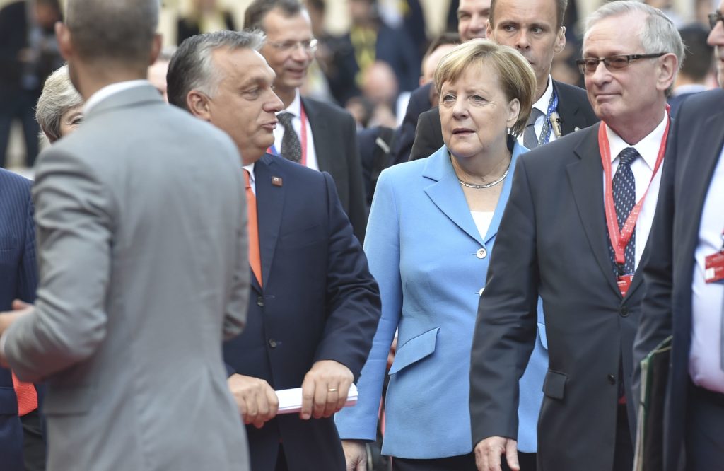 Viktor Orbán et Angela Merkel [EPA-EFE/ANGELIKA WARMUTH]