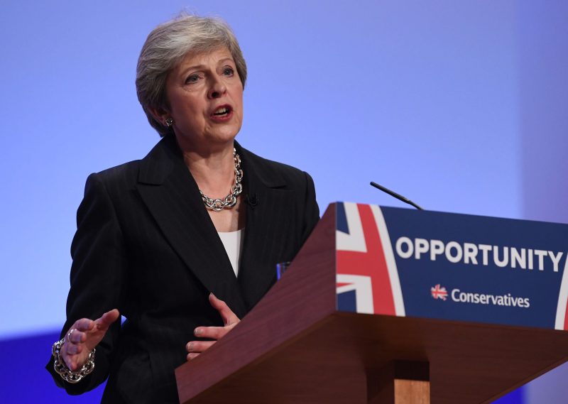 May se pose en seule alternative à un Brexit chaotique