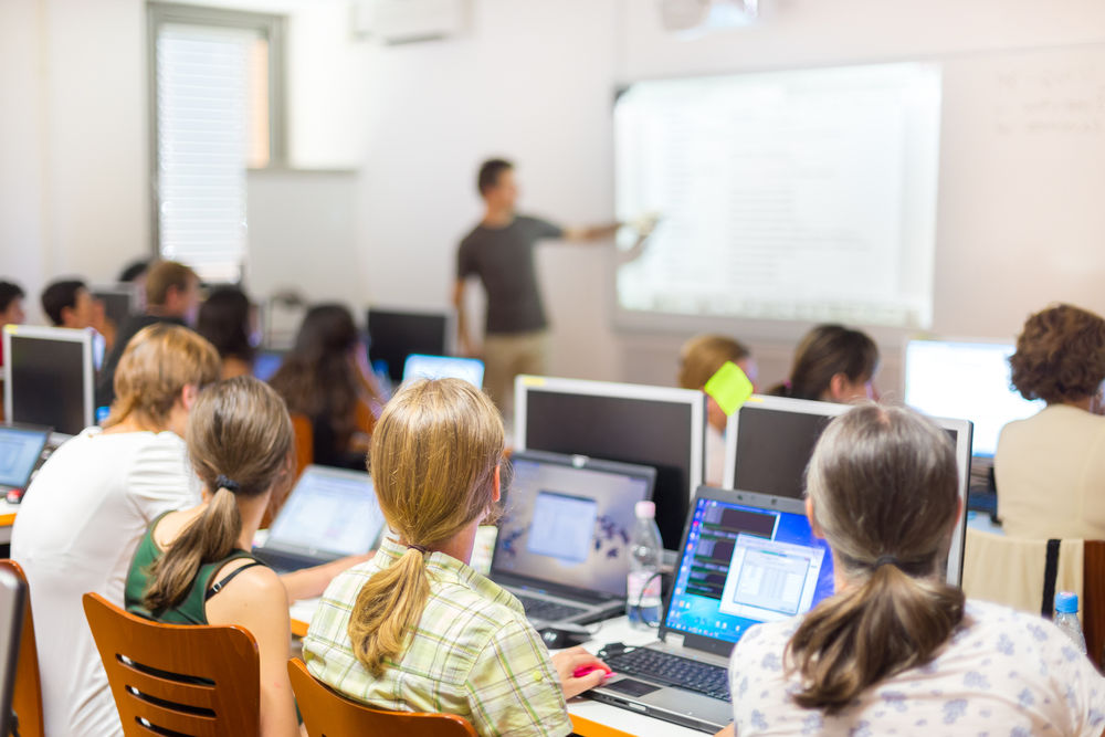 Selon les données de l’OCDE, 60% des adultes dans les pays membres de l’organisation ont de faibles compétences numériques.